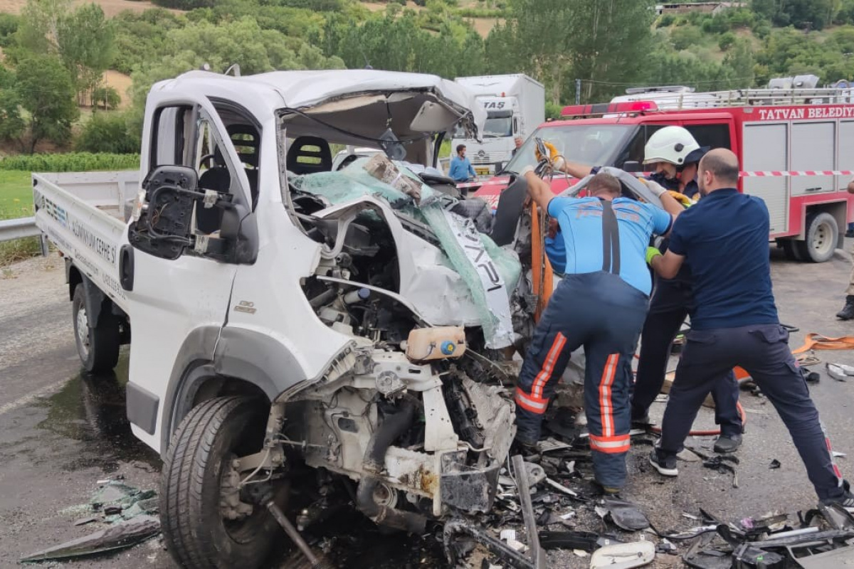 Bitlis’te trafik kazası: 2 ölü, 3 yaralı