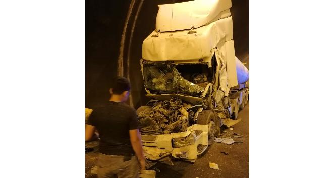 Kazada sıkışan tır sürücüsünü itfaiye ve sağlık ekipleri kurtardı