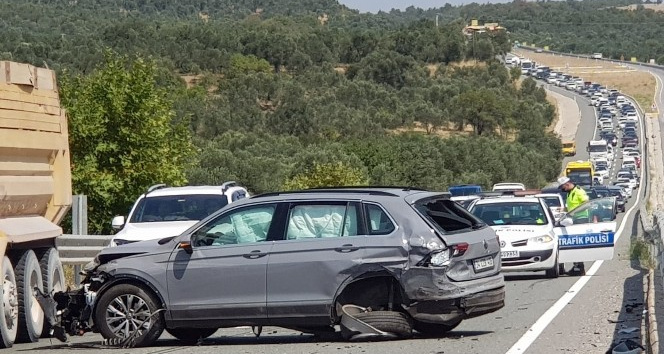 Havran’da ucuz atlatılan kazada 2 kilometrelik araç kuyruğu oluştu