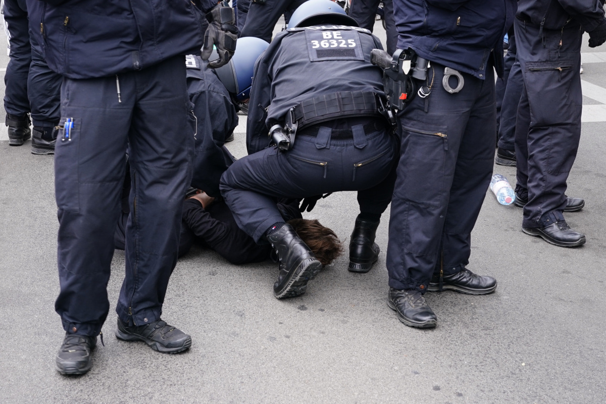 Berlin&#039;de izinsiz korona protestolarında göstericiler ile polis arasında arbede