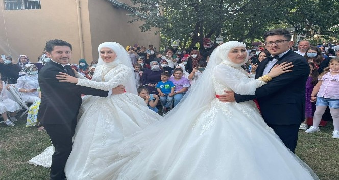 İki kardeş aynı düğünde evlendi