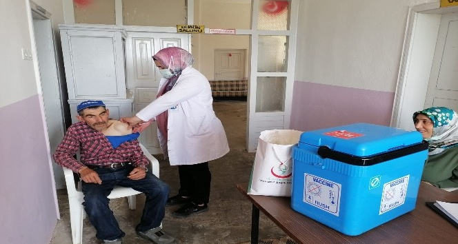 Oltu’da sağlık ekipleri köy köy dolaşarak aşılama yapıyor