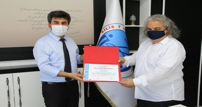 62 yaşında üniversiteden mezun oldu