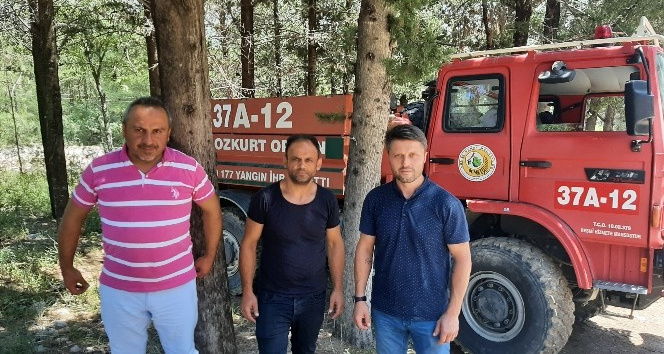 Yangında mahsur kalan iki kaplumbağayı orman işçileri kurtardı