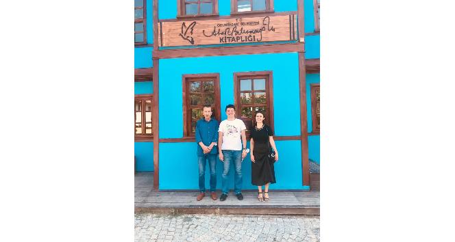 Rus müsteşar Ataol Behramoğlu kitaplığına hayran kaldı