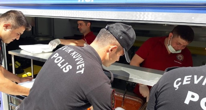 Emniyet Genel Müdürlüğü, Mobil Mutfak Tırlarıyla da afet bölgesinde yemek dağıtımına başladı