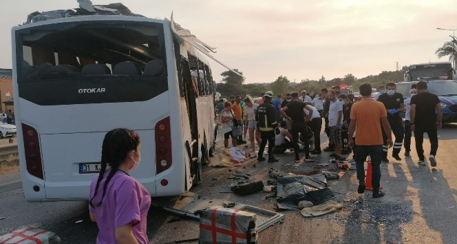 Havaalanına giden otobüs takla attı: 3 ölü, 5 yaralı (1)