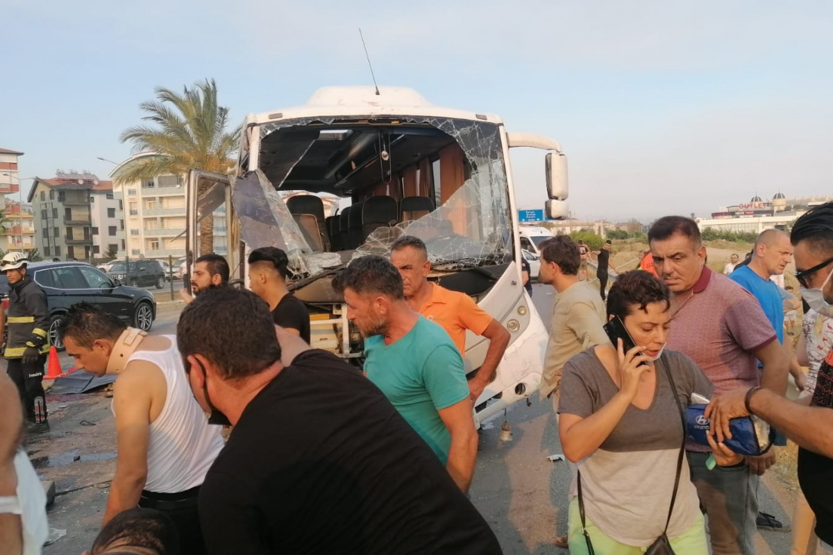 Havaalanına giden otobüs takla attı: 3 ölü, 5 yaralı