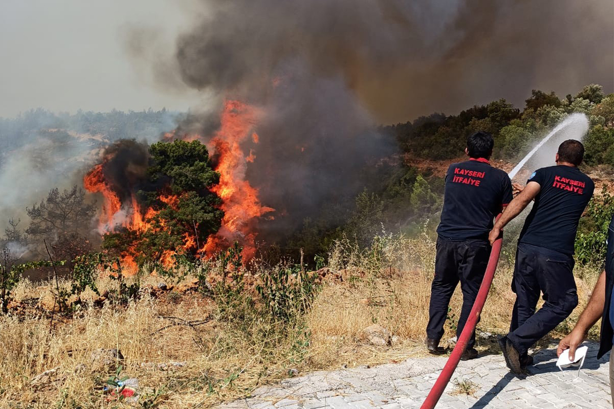 Kayseri İtfaiyesi yangın bölgesinde çalışmalarını sürdürüyor
