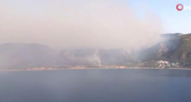 Marmariste orman yangınlarına yapılan müdahale helikopterden görüntülendi