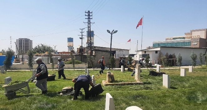 Kilis’te parkların bakımı 40 dereceyi aşan sıcağa rağmen aksamıyor