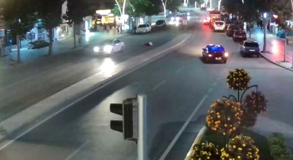 Otomobilin çarptığı yaya dehşeti yaşadı, o anlar kameralara yansı