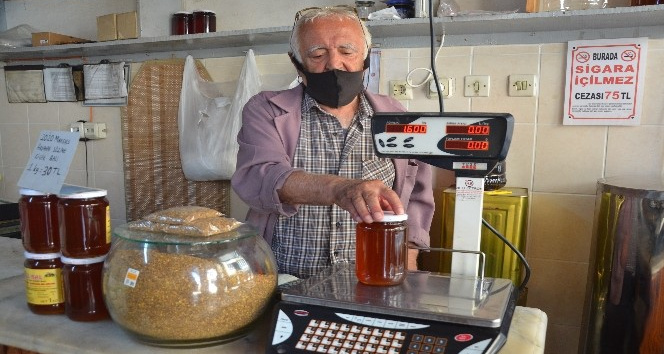 85’lik Arif dede 63 yıldır bal satıyor