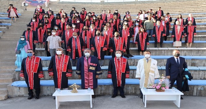 ERÜ Edebiyat Fakültesi’nde mezuniyet coşkusu yaşandı