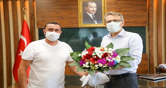 Bingöl’de muhtarlardan Vali Ekinci’ye yol teşekkürü