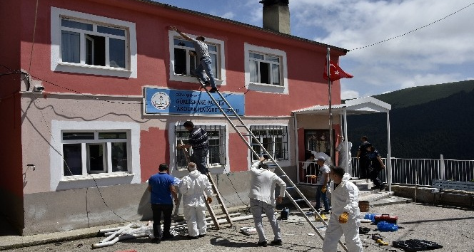 Gümüşhane’deki en uzak köy okulunun tadilatını polisler yaptı