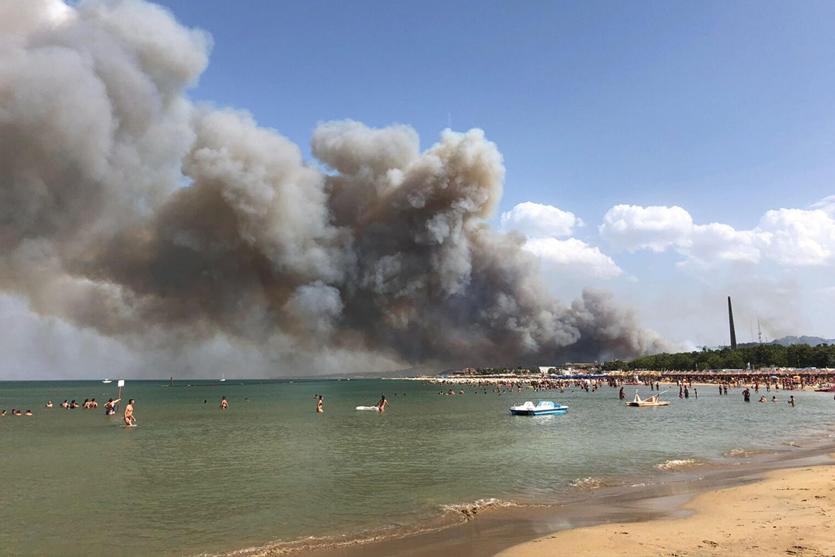 İtalya&#039;da orman yangınları ile mücadele sürüyor