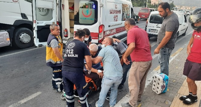 Moto kurye, yolun karşısına geçmek isteyen adama çarpıp kaçtı