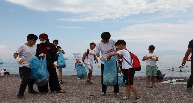Van Gölü sahillerinde temizlik çalışması
