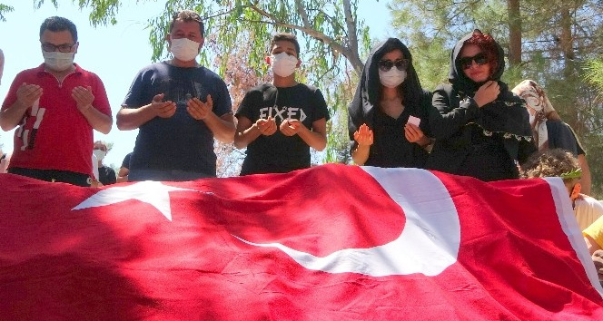 Vahşi cinayete kurban giden Azra toprağa verildi