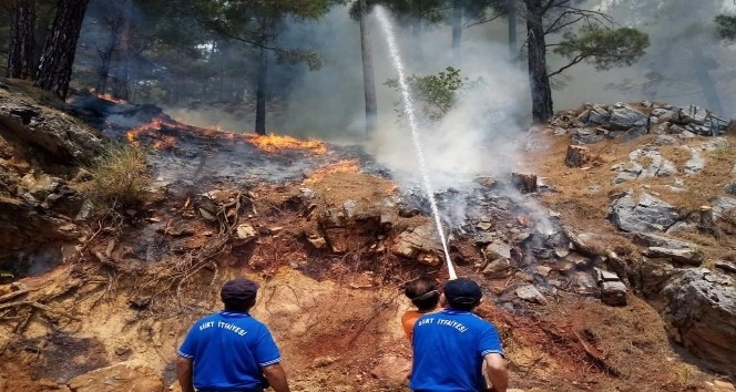 Siirt Belediyesi itfaiye ekipleri, Manavgat’taki yangına müdahalede bulundu