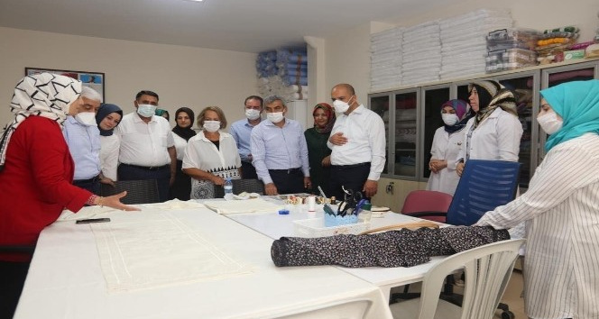 AK Partililer Kadın Meslek Zenginleştirme Merkezi çalışanlarıyla bir araya geldi