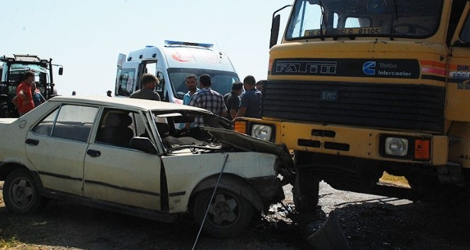 Hafriyat kamyonu ve otomobil çarpıştı: 2 yaralı