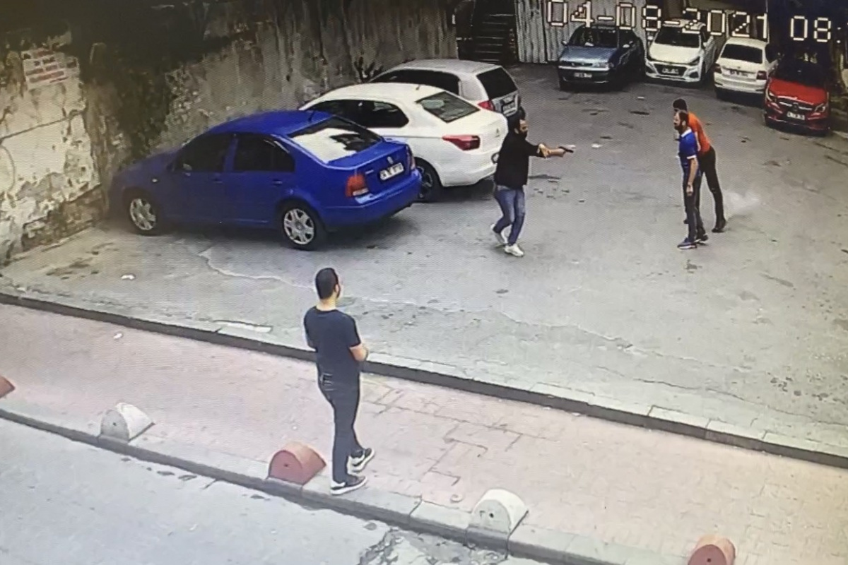 Beyoğlu&#039;nda cinayet anları kamerada: 1 ölü, 1 yaralı