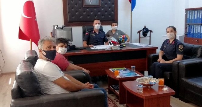 Babasının yanına tarlaya giderken kaybolan 7 yaşındaki Rüzgar’ı jandarma buldu