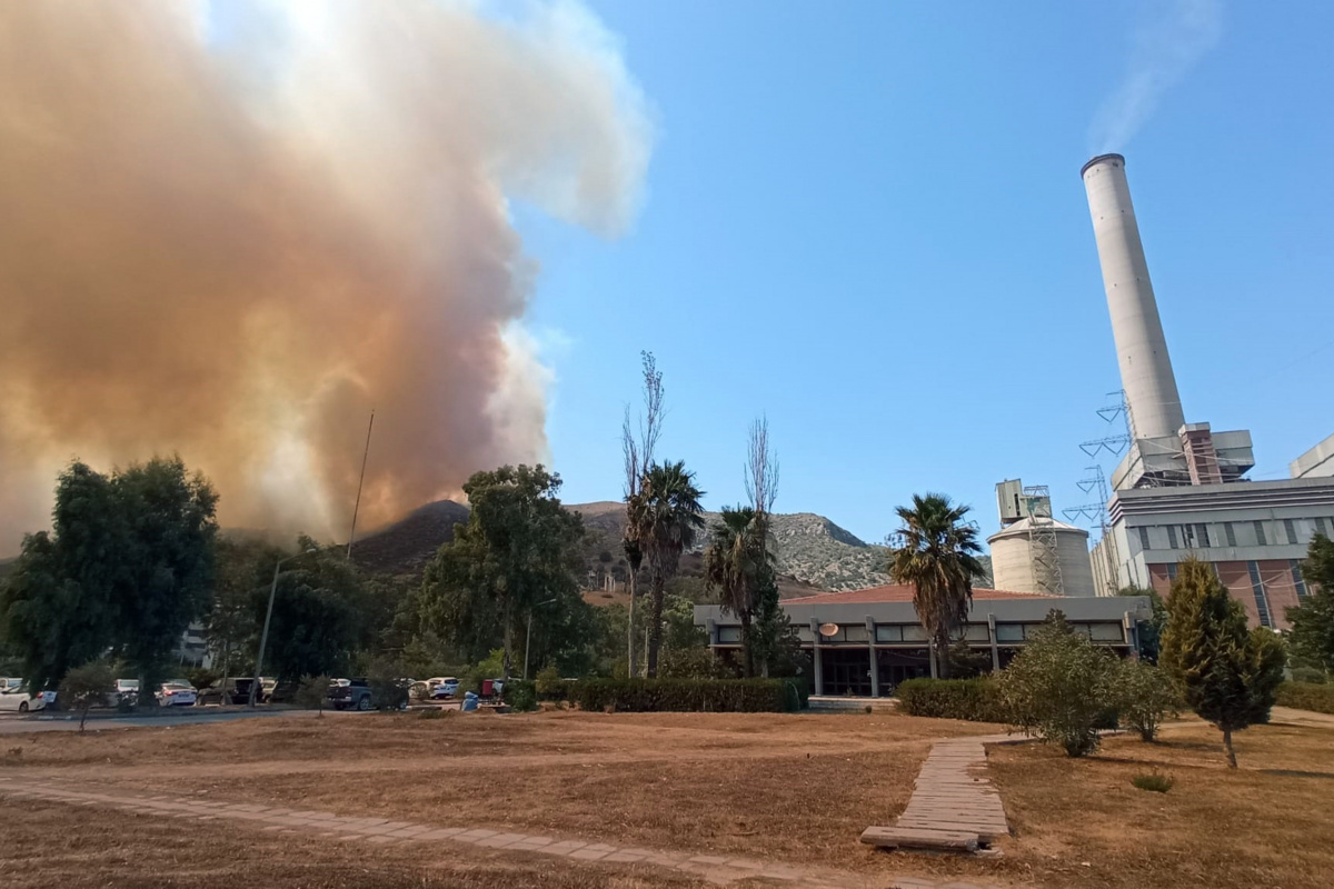 Alevler santrale yaklaştı