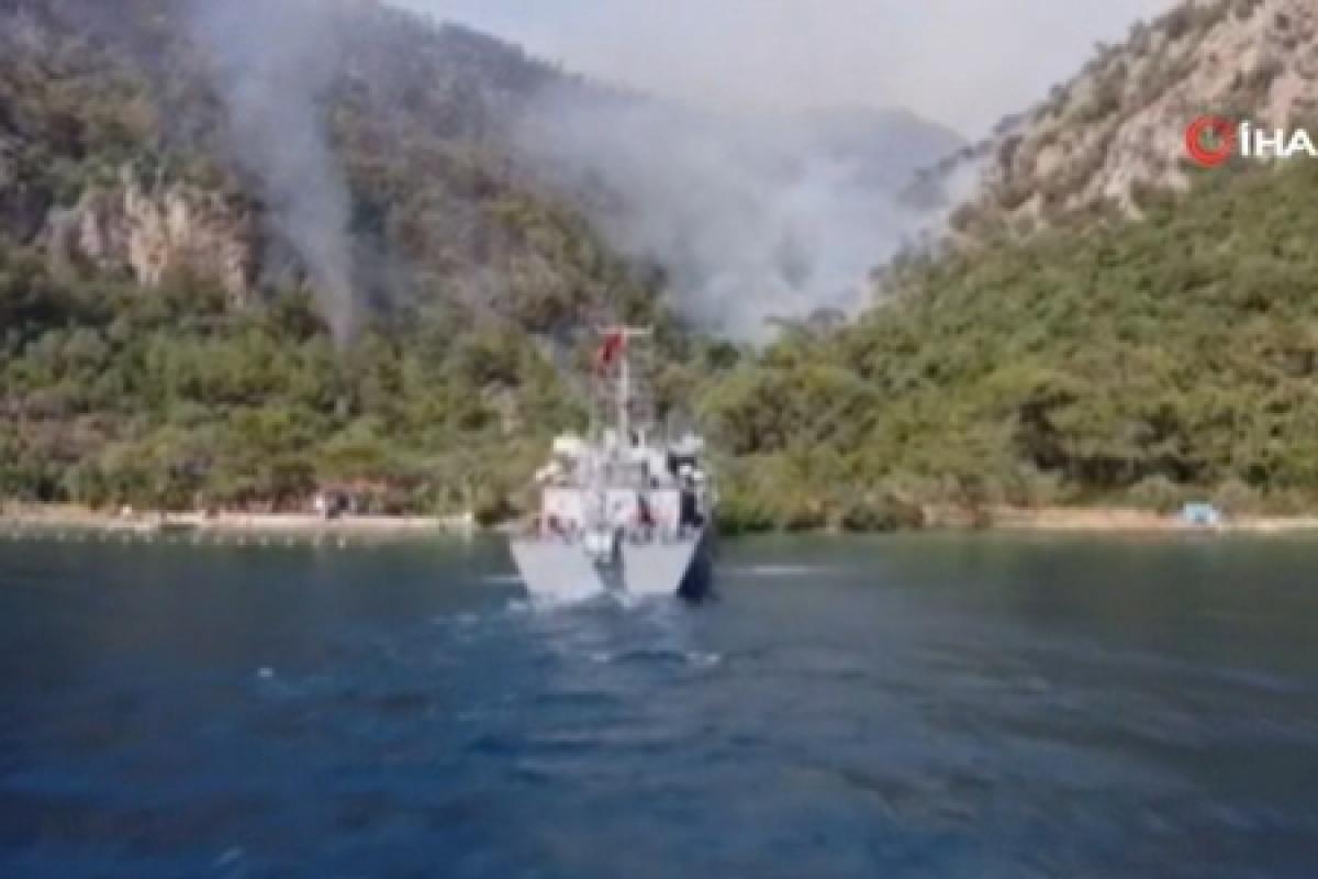 Askeri çıkarma gemileri de yangınlarda görev aldı
