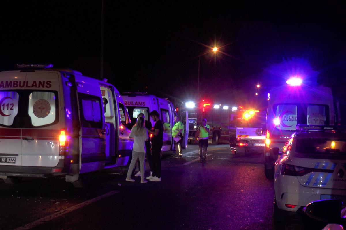 TEM Otoyolu’nda minibüs ile hafif ticari araç çarpıştı: 3’ü çocuk 7 yaralı