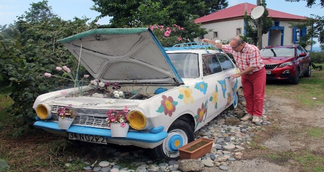 1964 model otomobil çiçekleri ve renkli boyasıyla ilgi odağı oldu