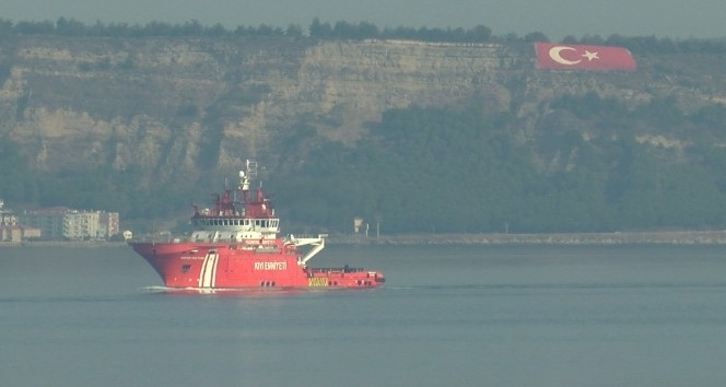 Türkiye’nin ilk acil kurtarma gemisi ‘Nene Hatun’ Çanakkale Boğazı’ndan geçti