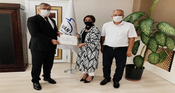 Vali Bilmez’den ADEM Müdiresi Soysal’a başarı belgesi