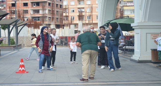 Çocuklar önce öğreniyor, sonra eğleniyorlar
