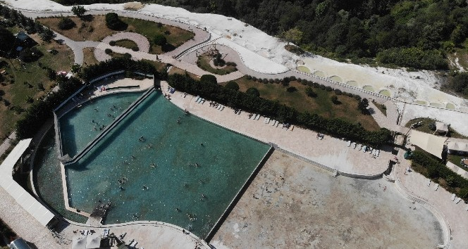 Denize gidemeyenler ‘Bolu’nun Pamukkalesi’ Akkayalar’da serinliyor