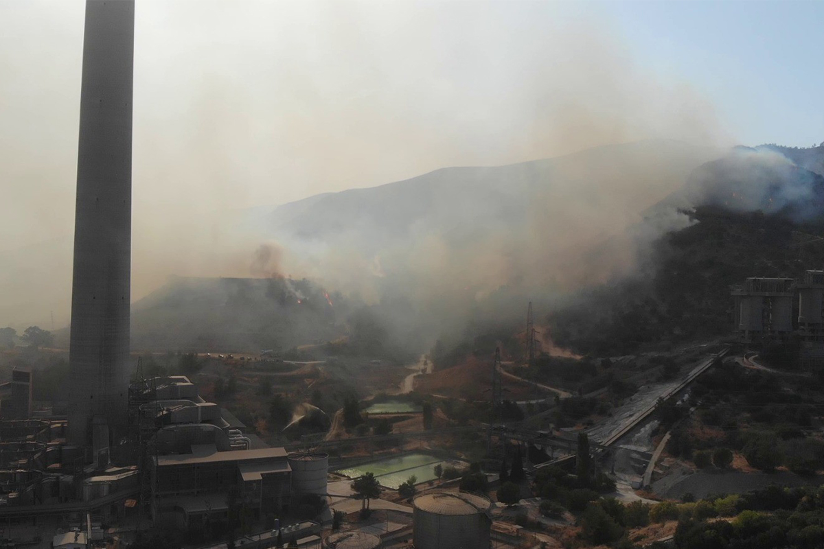 Türkiye&#039;yi diken üstünde tutan yangında alevler termik santrali böyle sardı