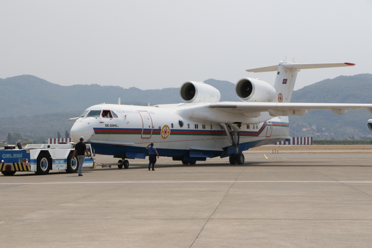Azerbaycan'dan gelen amfibi yangın söndürme uçağı çalışmalara başladı