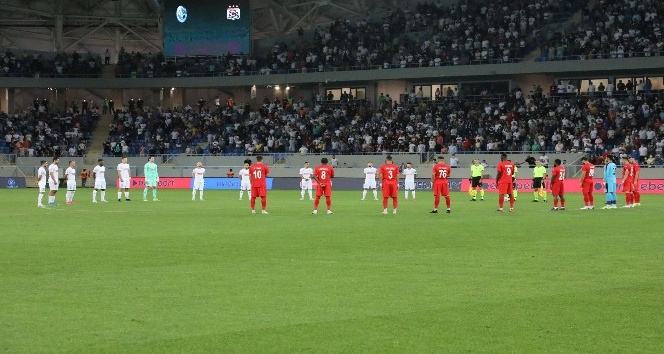 Dinamo Batumi-Sivasspor maçı öncesi yangınlarda hayatını kaybedenler için saygı duruşu