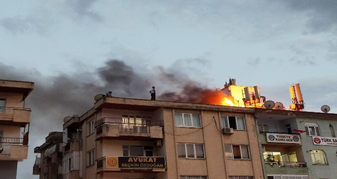 Kahramanmaraş’ta çatı yangını korkuttu