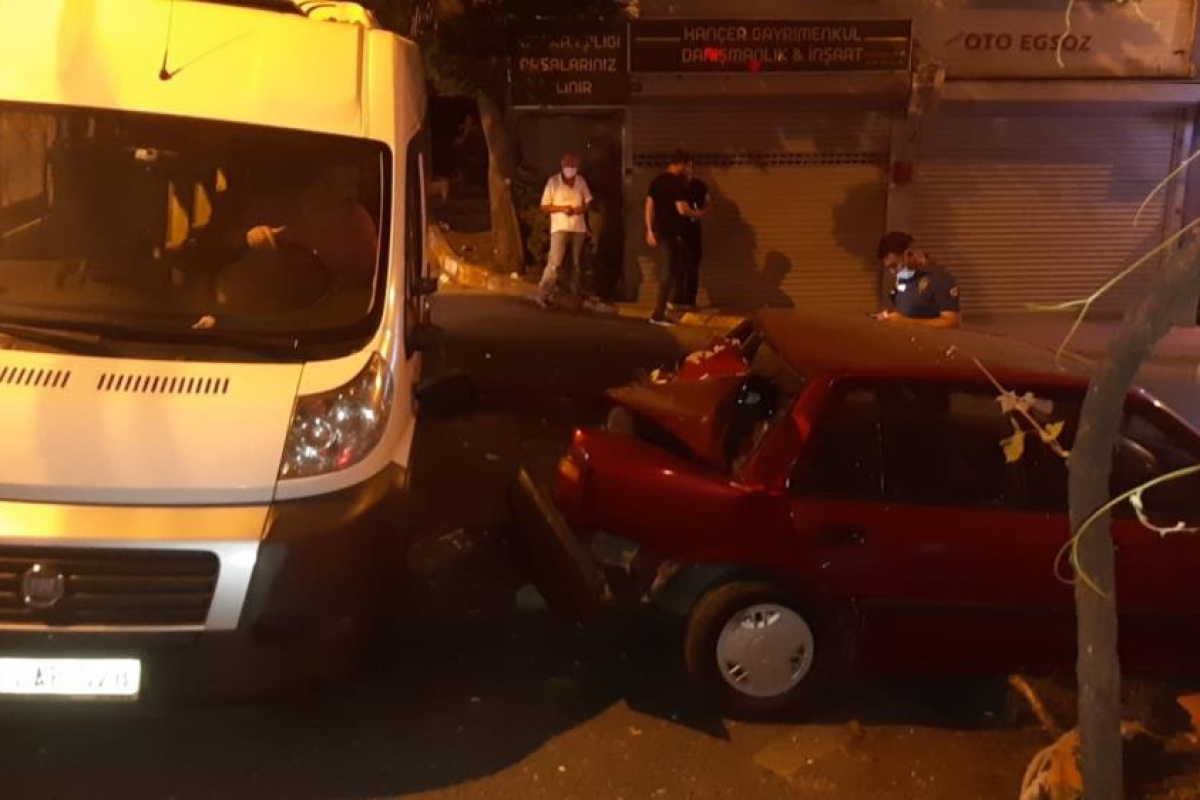 Kağıthane'de freni boşalan okul taşıtı iki otomobile çarparak durabildi