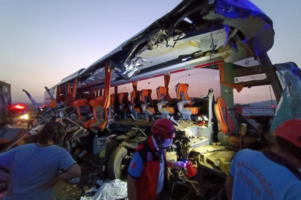 Manisa’da otobüs tıra çarptı: 6 ölü, 37 yaralı