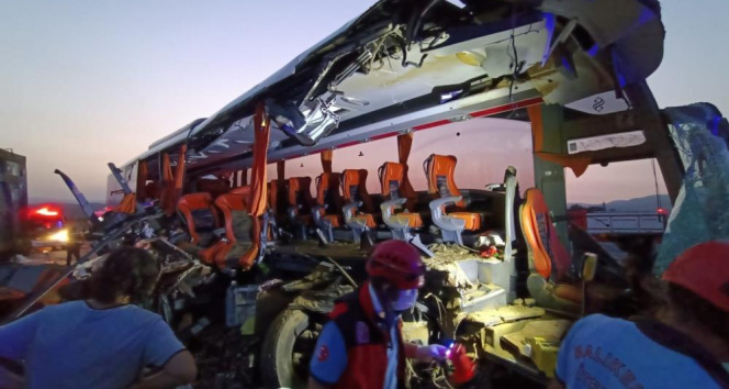 Manisada otobüs tıra çarptı: 6 ölü, 37 yaralı