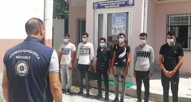 Osmaniye’de 5 kişilik ticari araçtan 6’sı kaçak 9 mülteci çıktı