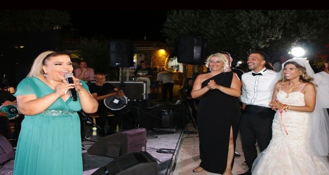 Kibariye 2 yıl sonra çıktığı sahneden seslendi