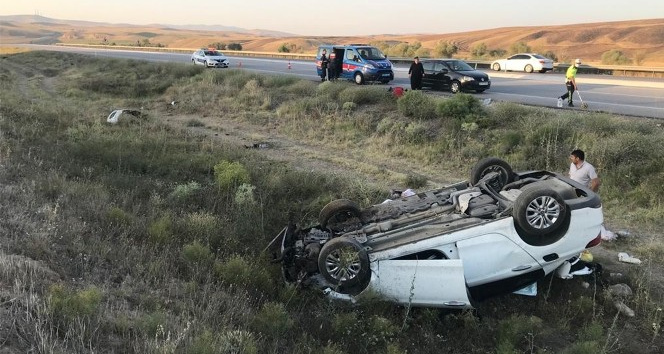 Yoldan çıkan otomobil toprak alanda takla attı: 5 yaralı