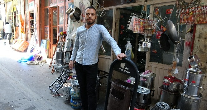 İlçe belediyesinden hizmet görmeyen çarşı esnafı dertlerine çare arıyor