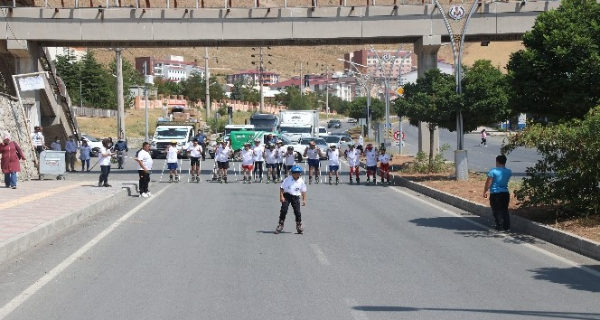 Bitlis’te tekerlekli kayak yarışması