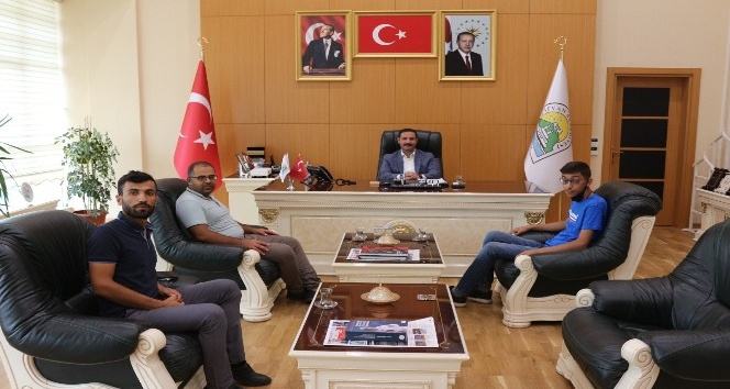 LGS’de Türkiye ikincisi olan Güler’e Başkan Geylani’den hediye